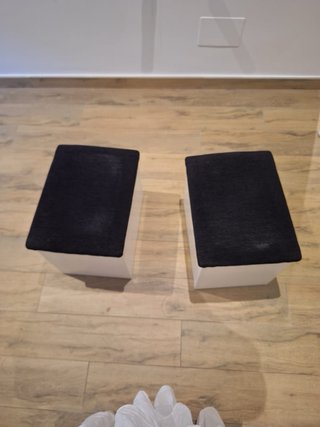 Coppia di sgabelli bianchi e neri