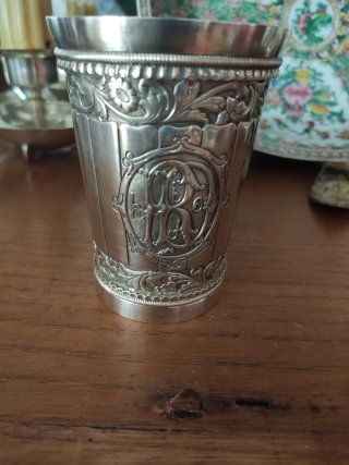 Copa de plata grabada