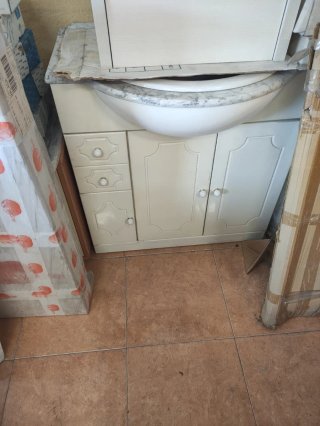 Muebles de baño beige y blanco
