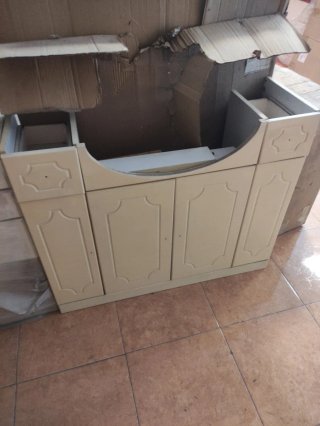 Muebles de baño beige y blanco