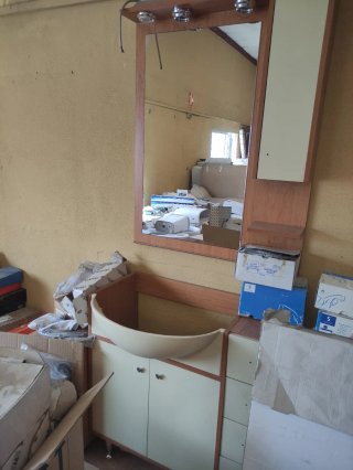 Muebles de baño beige y blanco