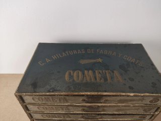 Caja antigua Hilaturas de Fabra y Coats. Cometa
