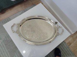 Bandeja grande de metal plateada con asas