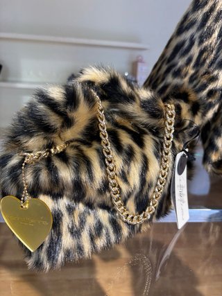 Bolso de pelo con cadena dorada