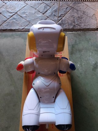 Robot Emilio Blanco y Rojo