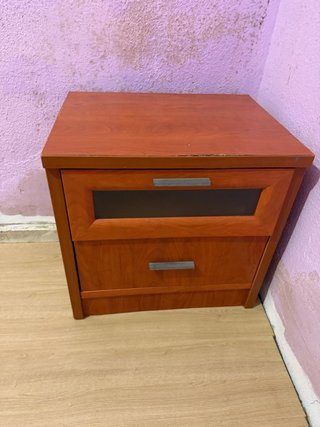 Mesita de noche de madera con cristal