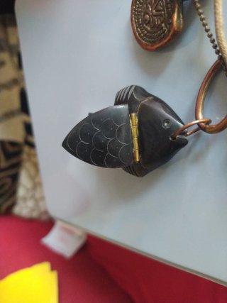 Pastillero antiguo forma pez y,colgante