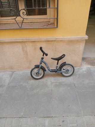 Bicicleta sin pedales gris