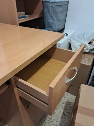 Hab.1: Escritorio grande para PC