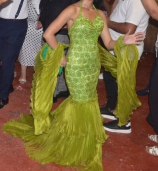Vestido de fiesta verde con volantes