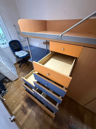 Dormitorio juvenil completo con cama alta