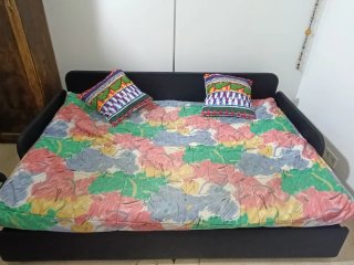 Sofá cama con cama supletoria.