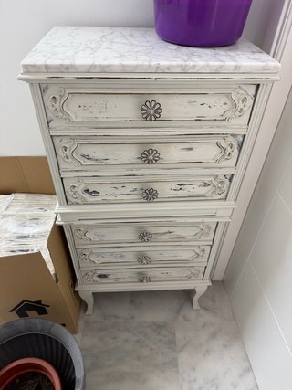 Mueble restaurado con tapa de mármol