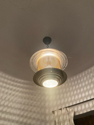 Lámpara de techo dorada y gris