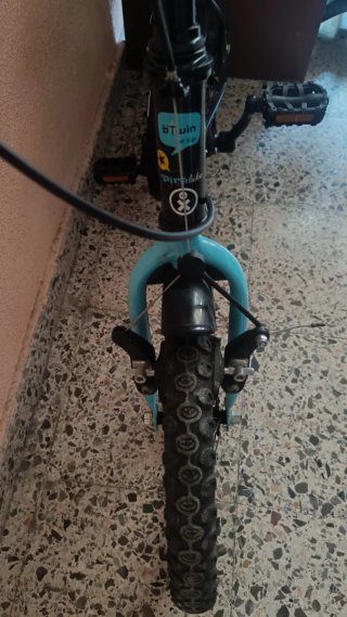 Bicicleta infantil Btwin negra y azul