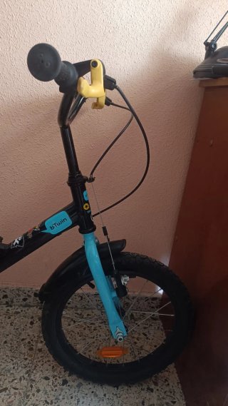 Bicicleta infantil Btwin negra y azul