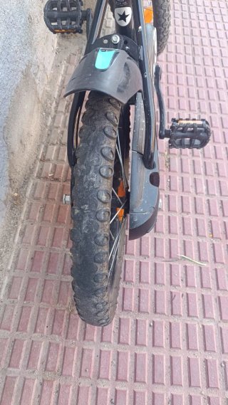 Bicicleta infantil Btwin negra y azul