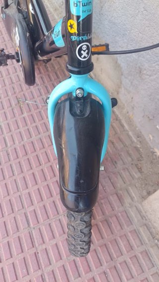 Bicicleta infantil Btwin negra y azul