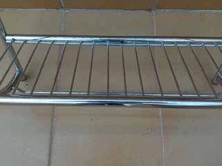 Estantería de metal cromado para baño