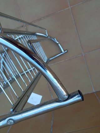 Estantería de metal cromado para baño