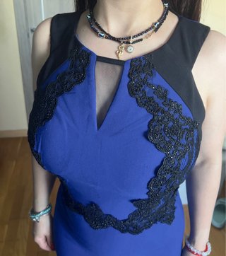 Vestido de fiesta azul con encaje negro