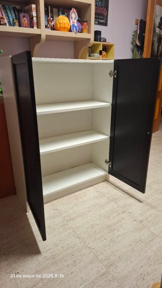 Mueble de madera negro y blanco