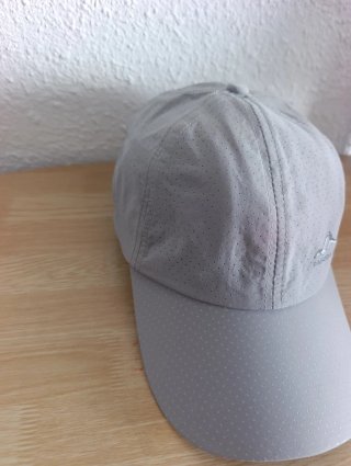 Gorra gris con diseño de montaña