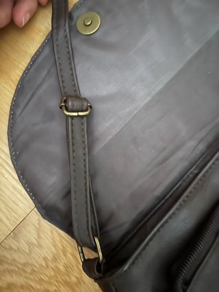 Bolso bandolera marrón cómodo y espacioso