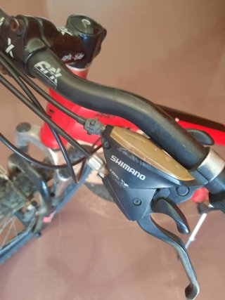 Bicicleta de montaña roja.