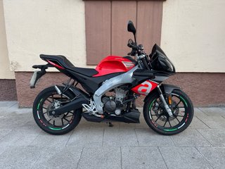 Aprilia Tuono 125 Roja y Negra