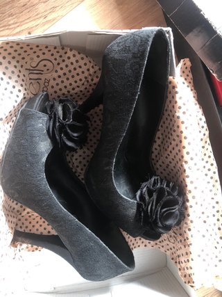 Zapatos de tacón negros con flor