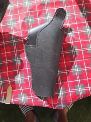 Funda de cuero para revólver y cananas.10 cada uno