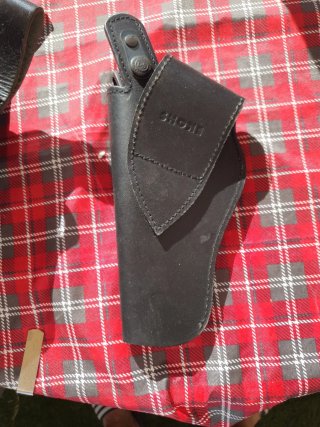 Funda de cuero para revólver y cananas.10 cada uno