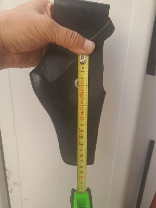 Funda de cuero para revólver y cananas.10 cada uno