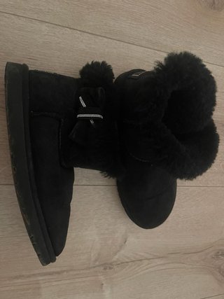 Botas UGG Negras con Forro de Pelo