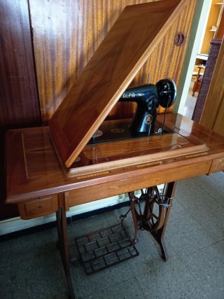 Máquina de coser Alfa con mueble