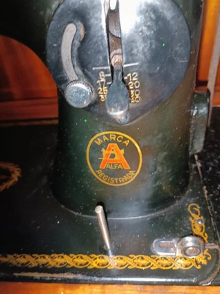 Máquina de coser Alfa con mueble