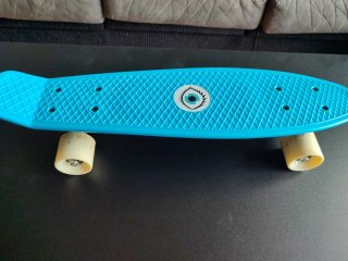 Monopatín azul con diseño de ojo