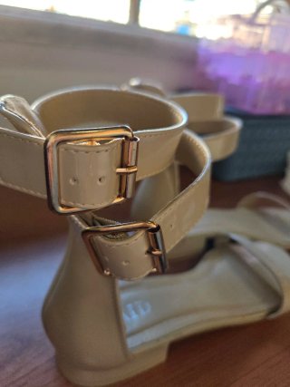 Sandali donna beige con dettagli oro