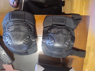 Patines en línea, protecciones y bolsa transporte.