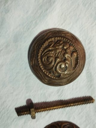 Tiradores y embellecedores antiguos de bronce