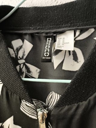 Cazadora bomber H&M estampada lazos