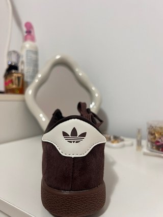 Zapatillas Adidas Marrones y Blancas