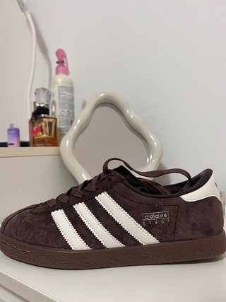 Zapatillas Adidas Marrones y Blancas