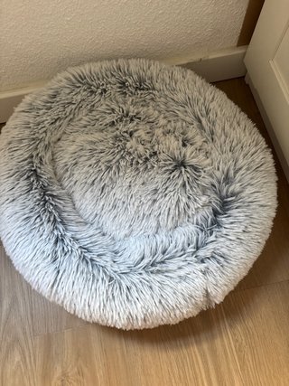 Cama redonda para mascotas gris y blanca