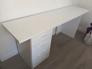 Mesa de escritorio blanca con cajones