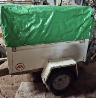 Remolque coche con lona verde