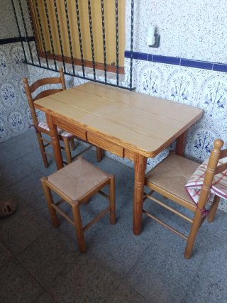 Mesa, 2 sillas madera y un taburete