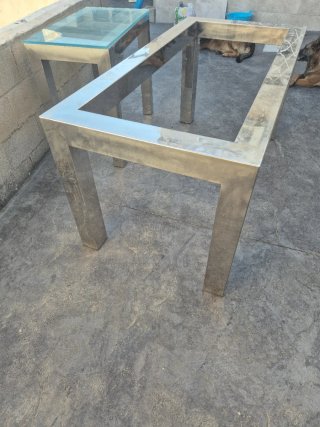 Mesa metálica y cristal la grande no tiene cristal