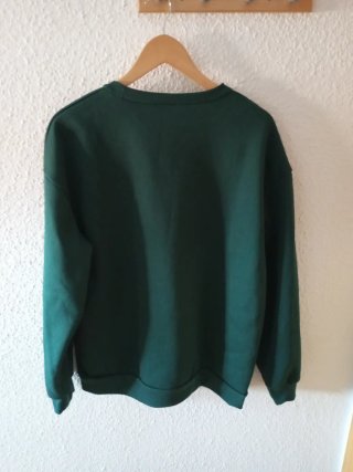 Sudadera verde con estampado de corazón